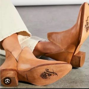 Charm double V ankle boot- tan leather